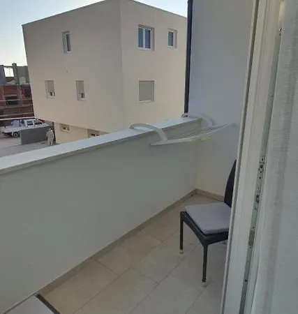 Sunrise With Private Parking Apartment