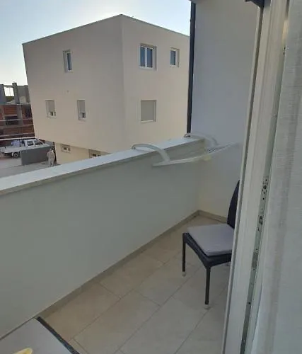 Sunrise With Private Parking Apartment