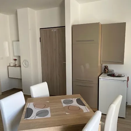 Sunrise With Private Parking Appartamento Pola