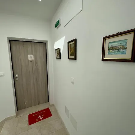 Sunrise With Private Parking Appartamento Pola