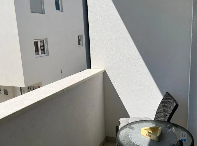 Sunrise With Private Parking Apartman